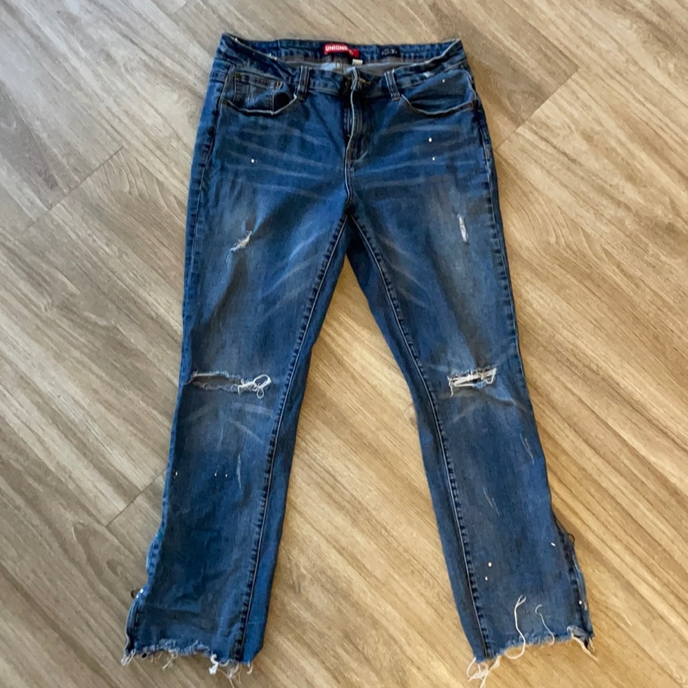 Distressed Mid-Rised Cropped Jeans with Zipper and Paint Accents